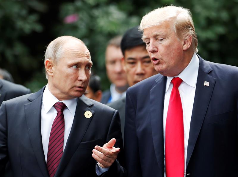  Trump et Poutine discutent lors d'une marche au sommet de l'APEC au Vietnam